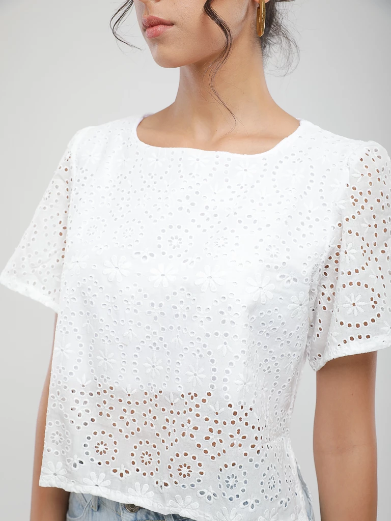 Blouse courte en broderie anglaise