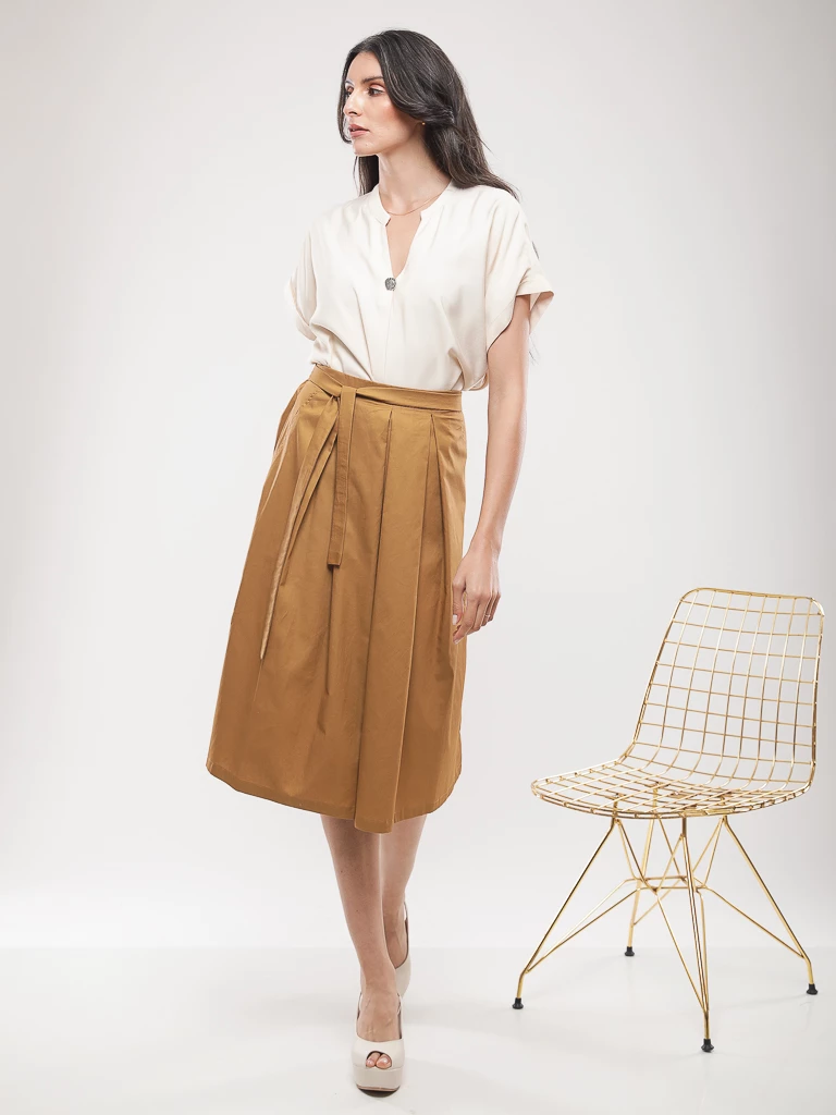 Jupe midi plissée à ceinture nouée