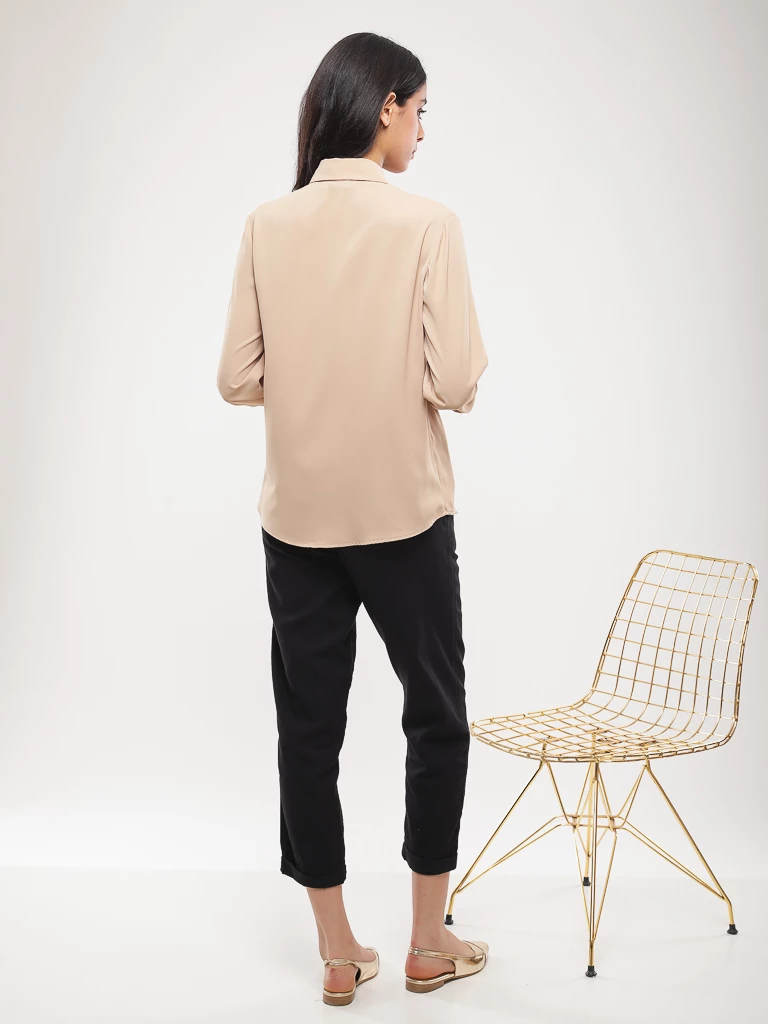 Chemise fluide à boutons dorés