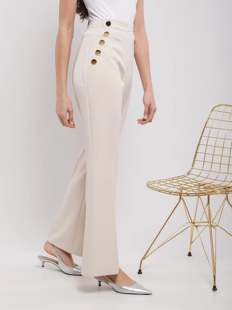 Pantalon flare à boutons dorés