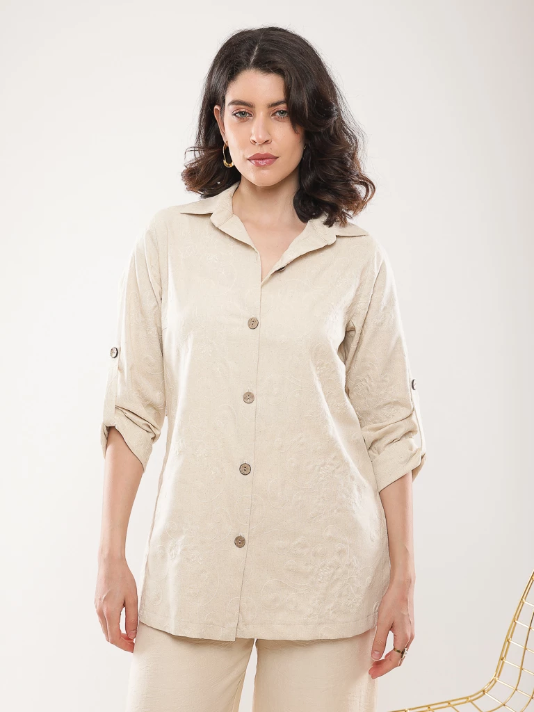 Chemise longue brodée en lin