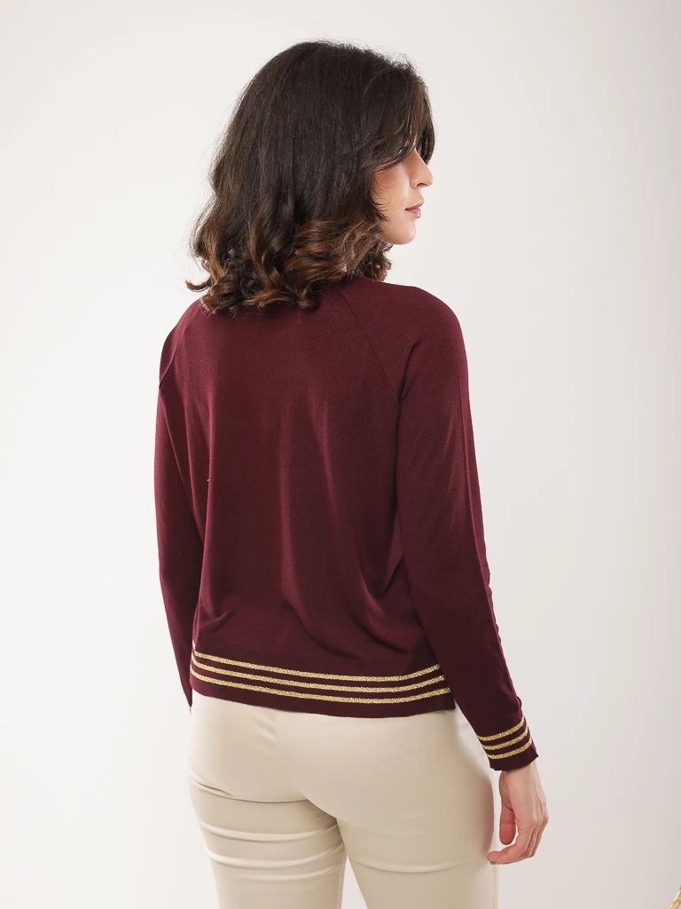 Pull en maille à rayures dorées