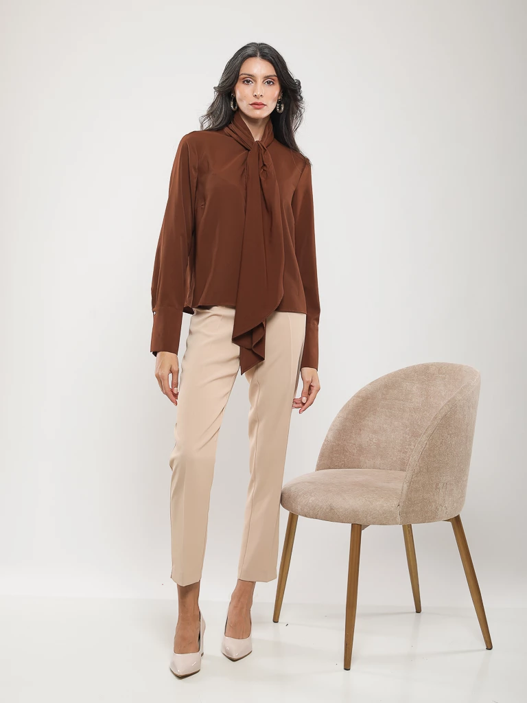 BLOUSE A COL LAVALLIERE