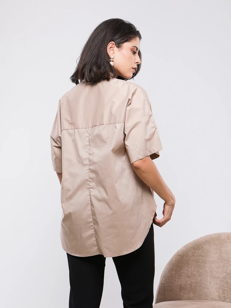 CHEMISE A MANCHES COURTES ET LARGES