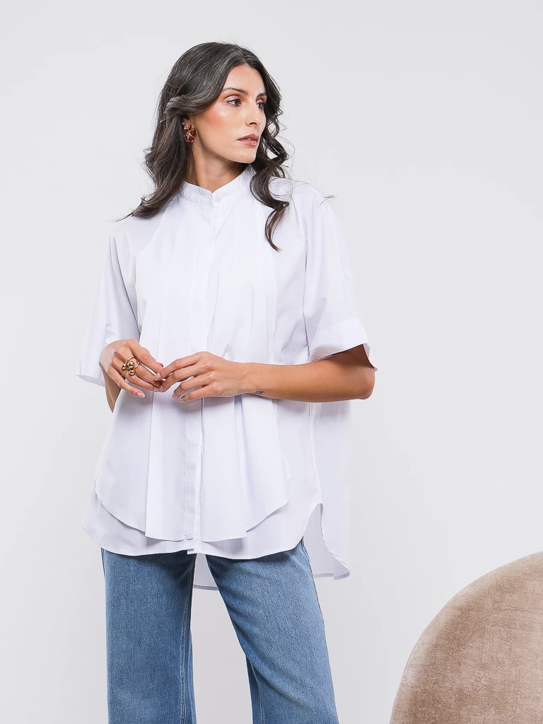 CHEMISE A MANCHES COURTES ET LARGES