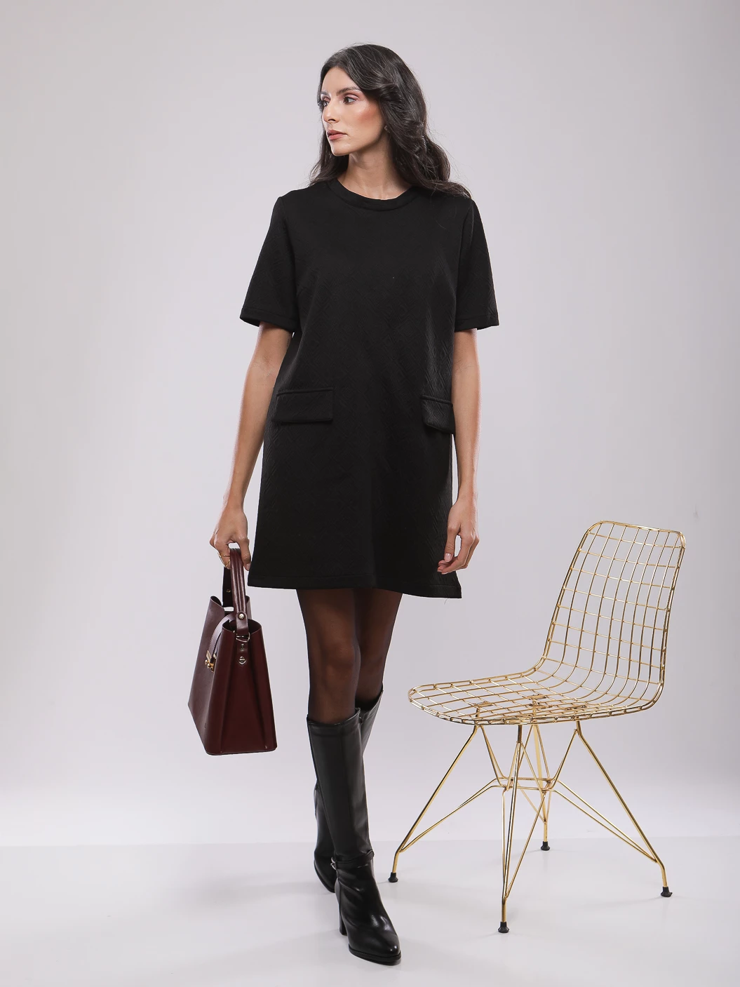 ROBE COUPE DROITE A MANCHES COURTES