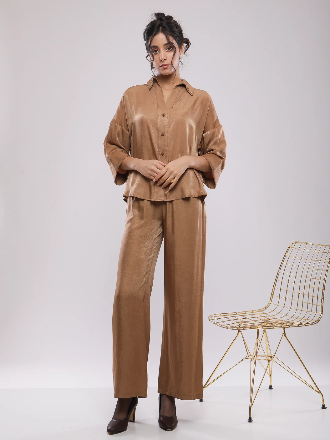 SET ELEGANT AVEC CHEMISE DECOREE AU COL