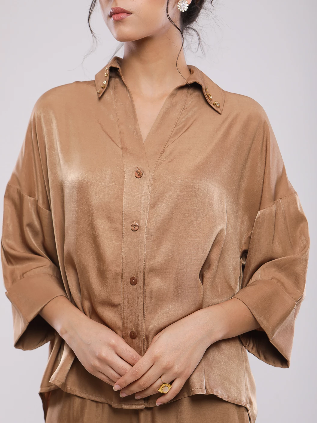 SET ELEGANT AVEC CHEMISE DECOREE AU COL