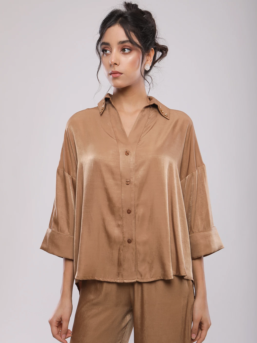 SET ELEGANT AVEC CHEMISE DECOREE AU COL