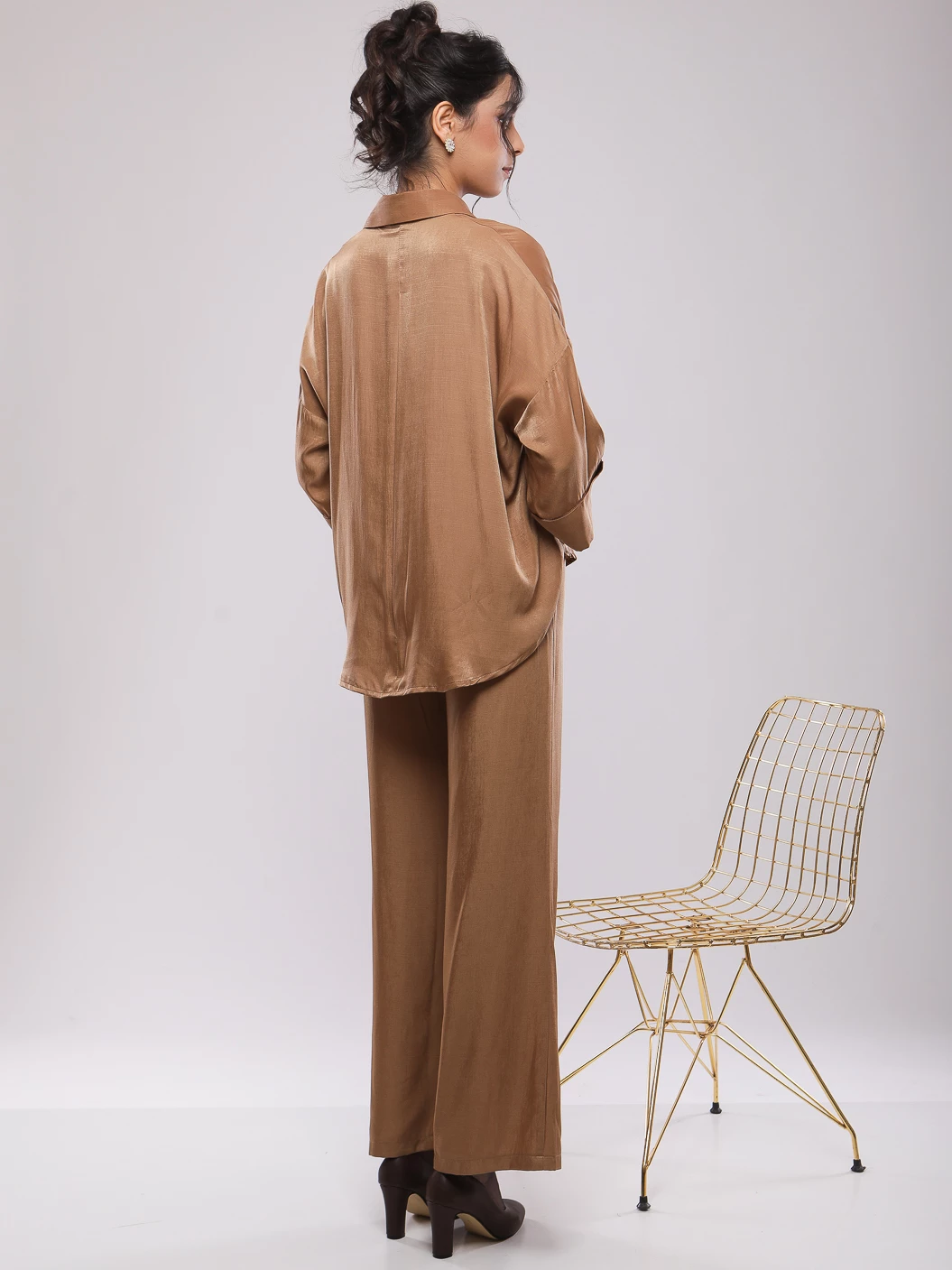 SET ELEGANT AVEC CHEMISE DECOREE AU COL