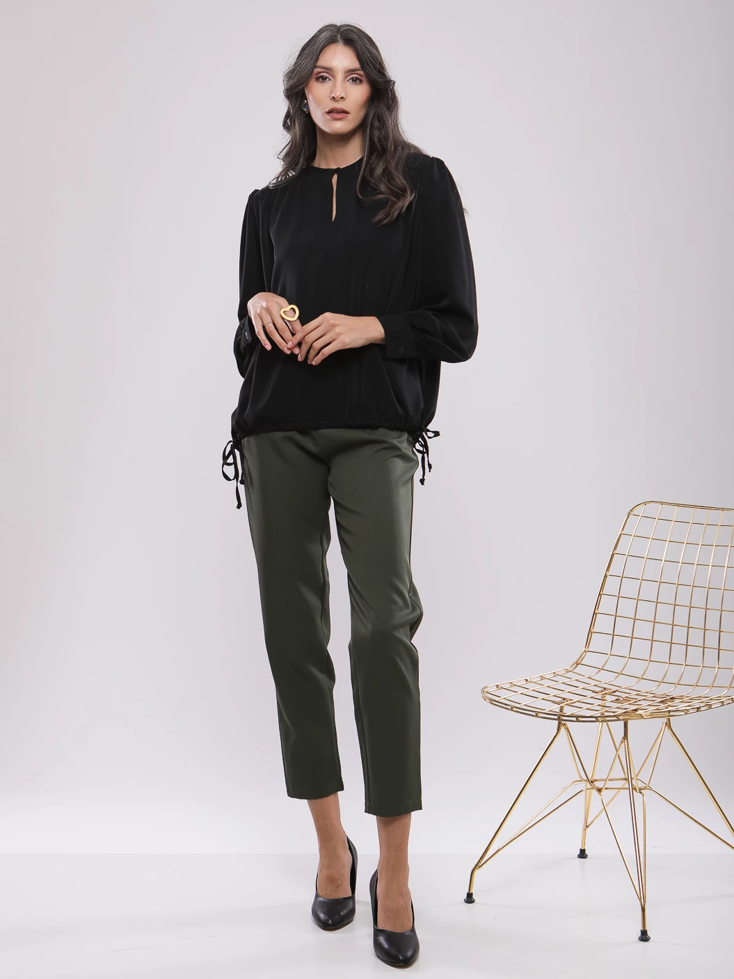 BLOUSE A MANCHES LONGUES ET LIENS A NOUER