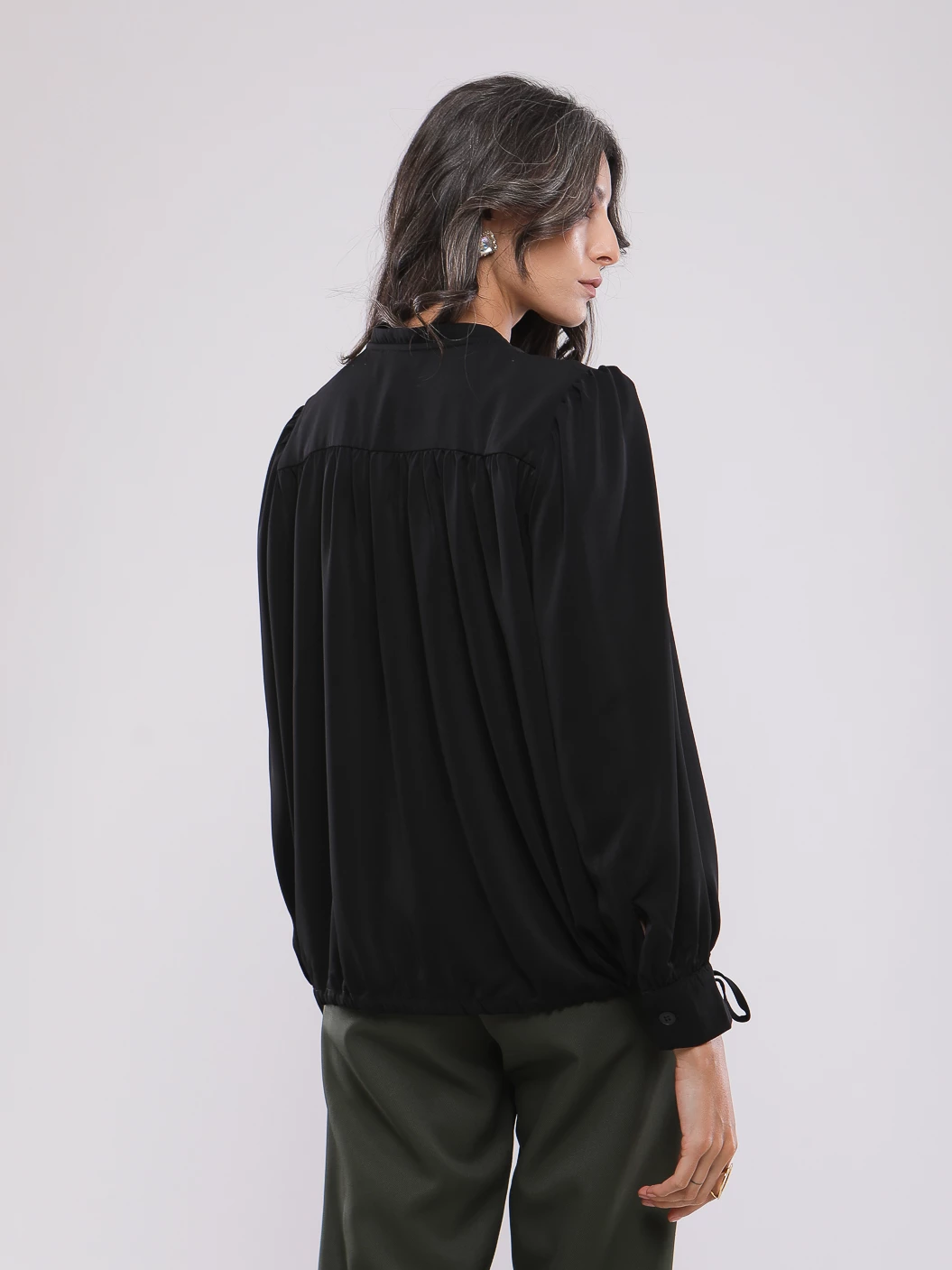 BLOUSE A MANCHES LONGUES ET LIENS A NOUER