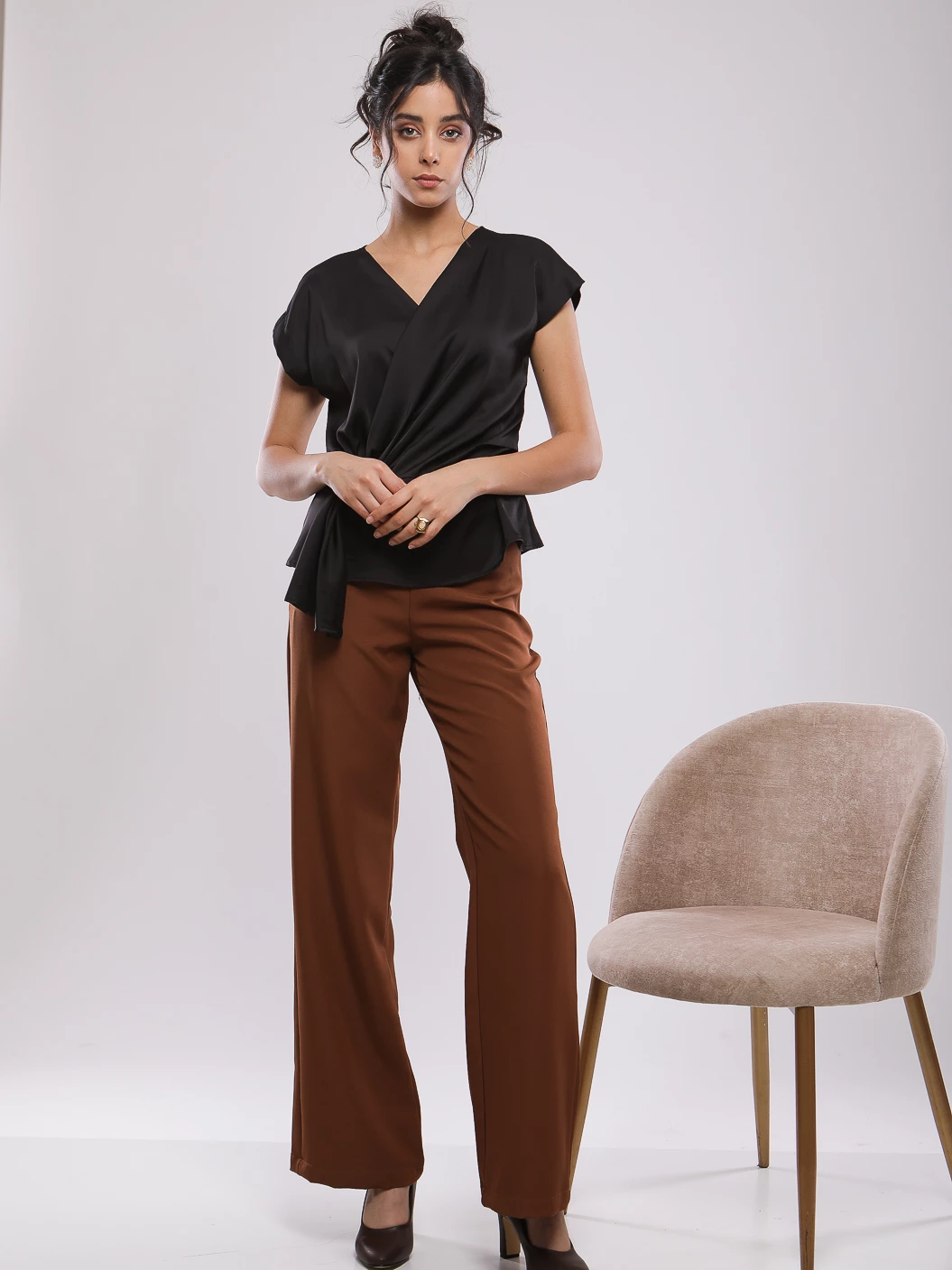 PANTALON LARGE, TAILLE PLISSÉE, DÉTAILS STRASS