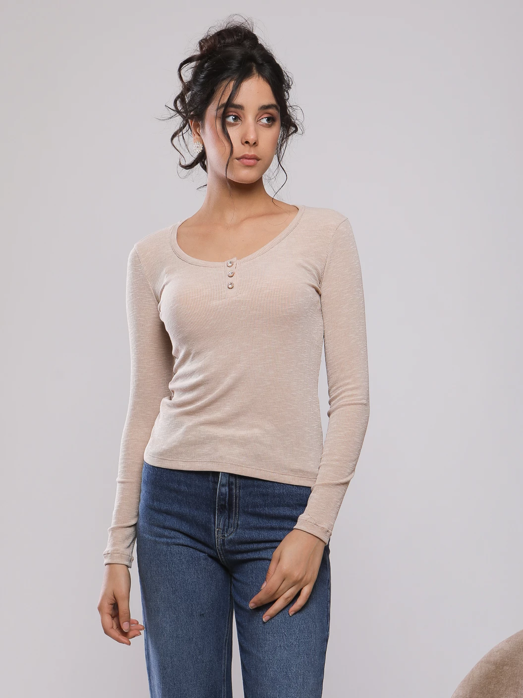 T-SHIRT MANCHES LONGUES AVEC ENCOLURE BOUTONNÉE