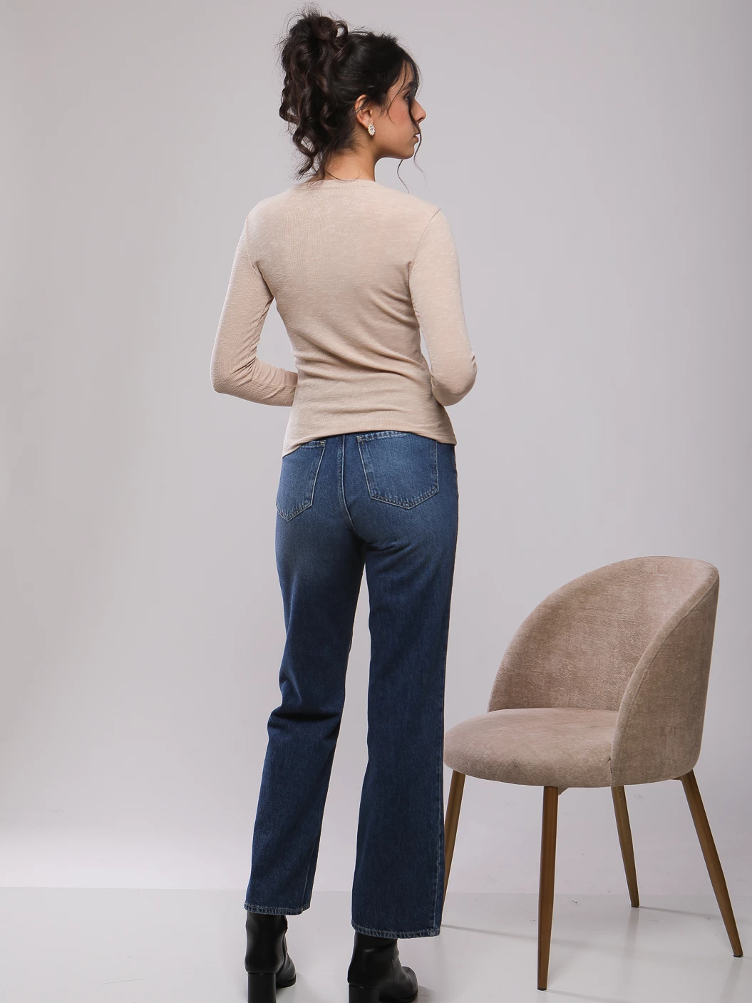 T-SHIRT MANCHES LONGUES AVEC ENCOLURE BOUTONNÉE