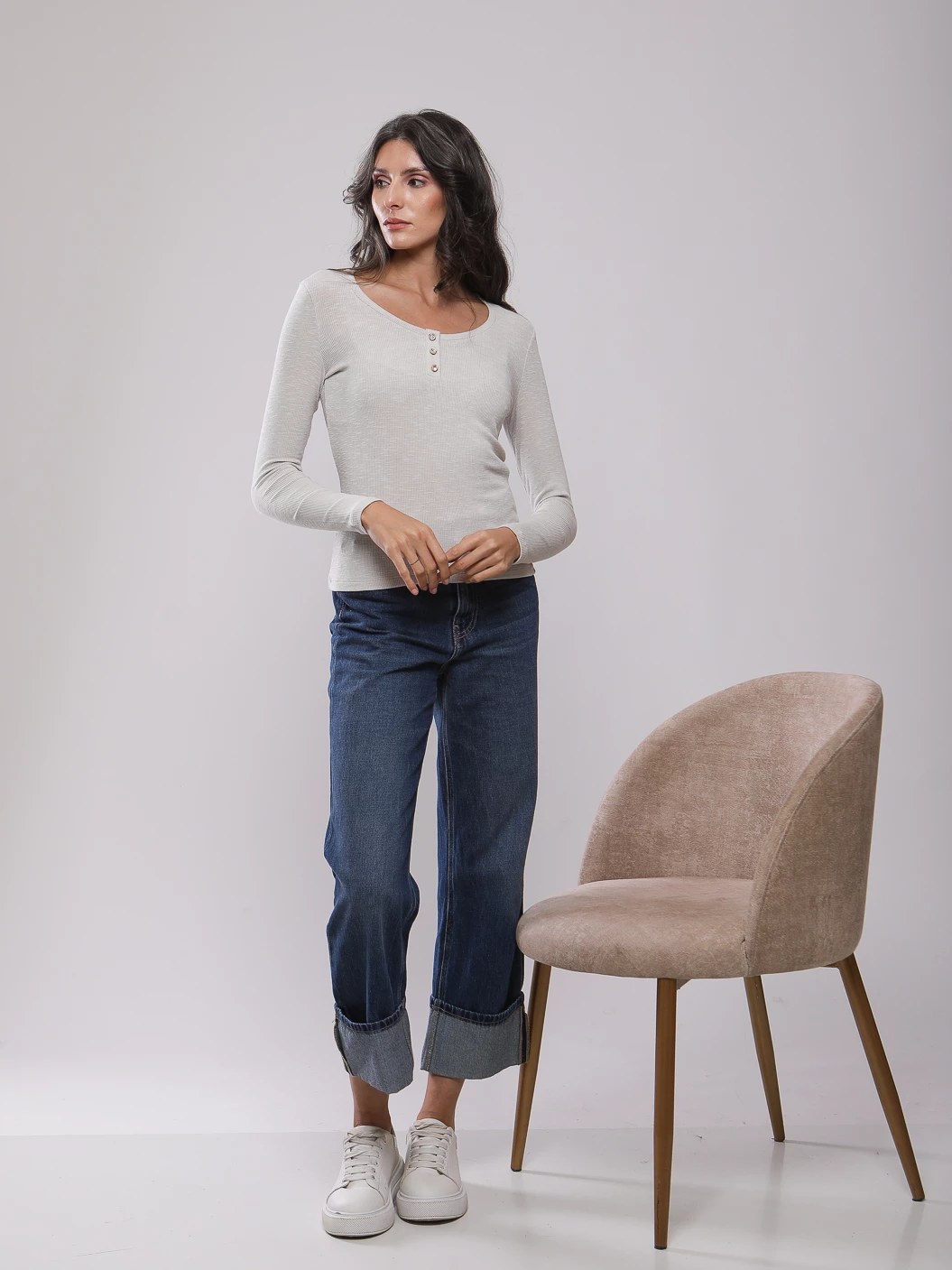 T-SHIRT MANCHES LONGUES AVEC ENCOLURE BOUTONNÉE