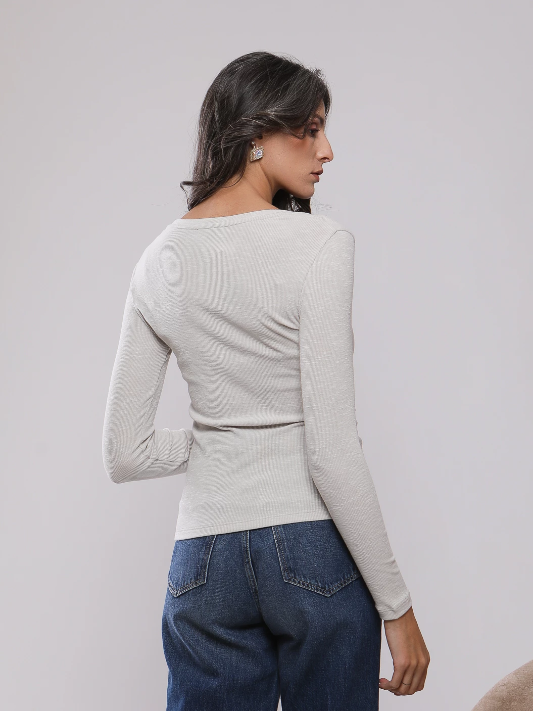 T-SHIRT MANCHES LONGUES AVEC ENCOLURE BOUTONNÉE