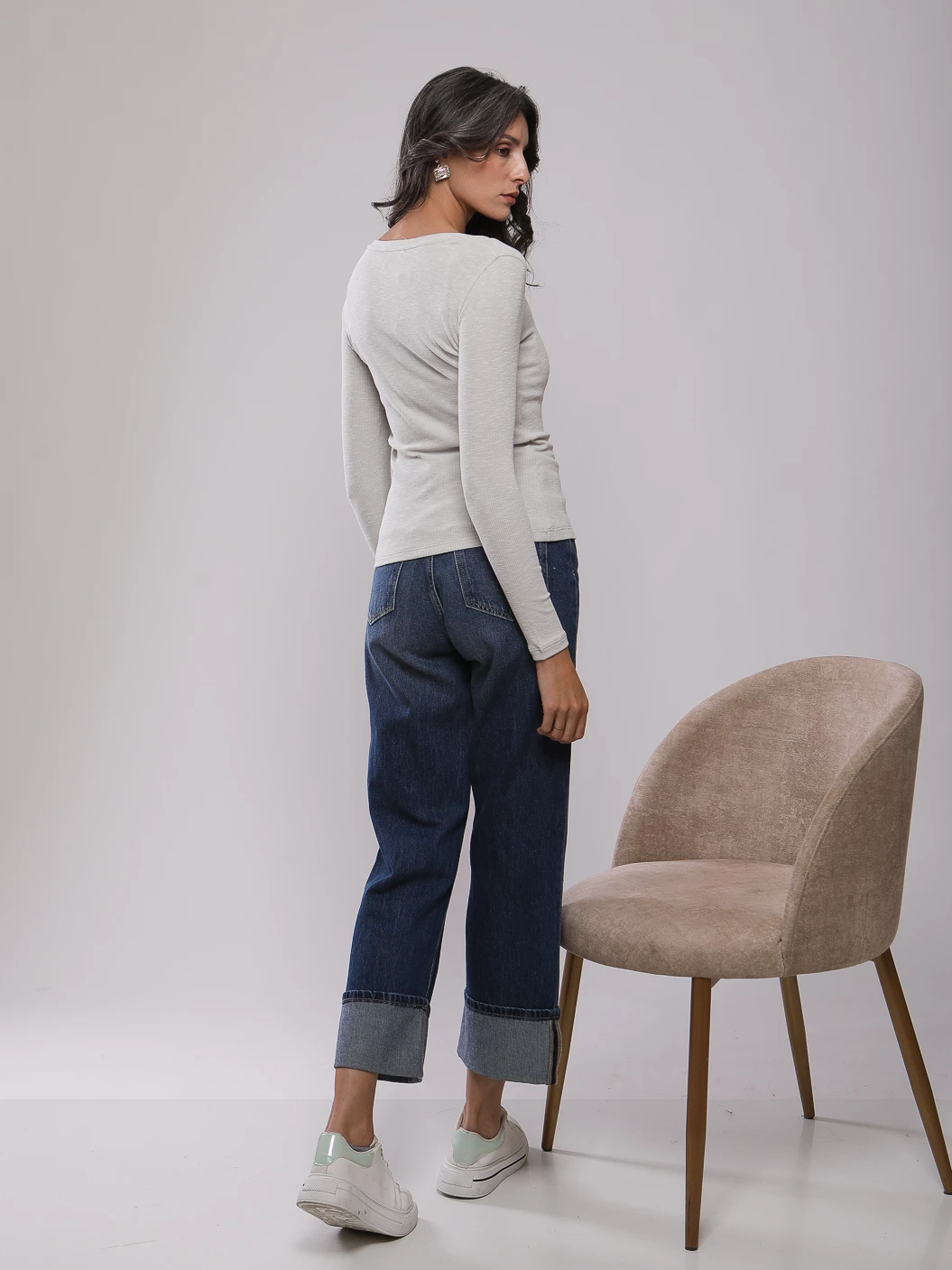 T-SHIRT MANCHES LONGUES AVEC ENCOLURE BOUTONNÉE