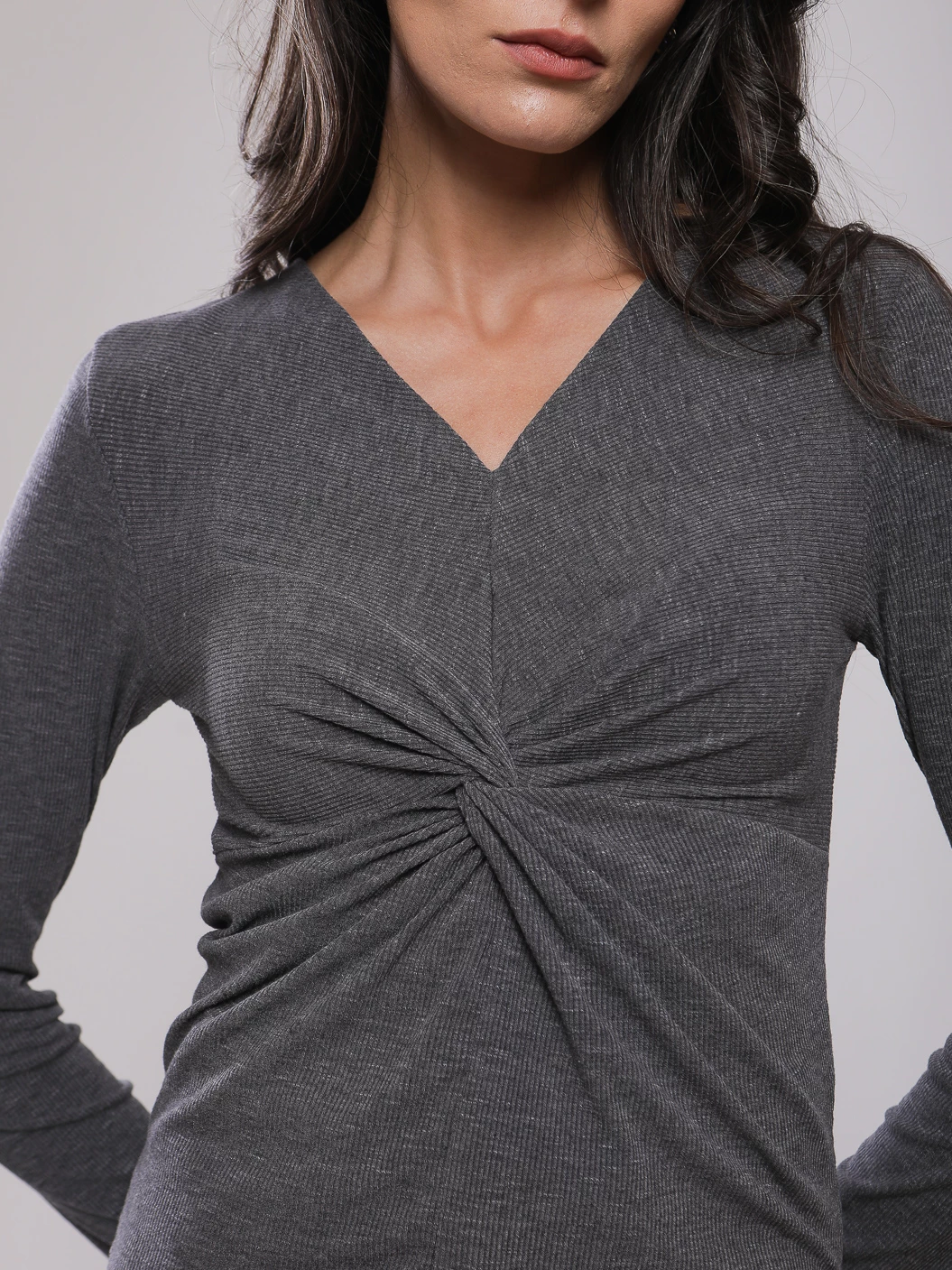 T-SHIRT MANCHES LONGUES À NŒUD TORSADÉ