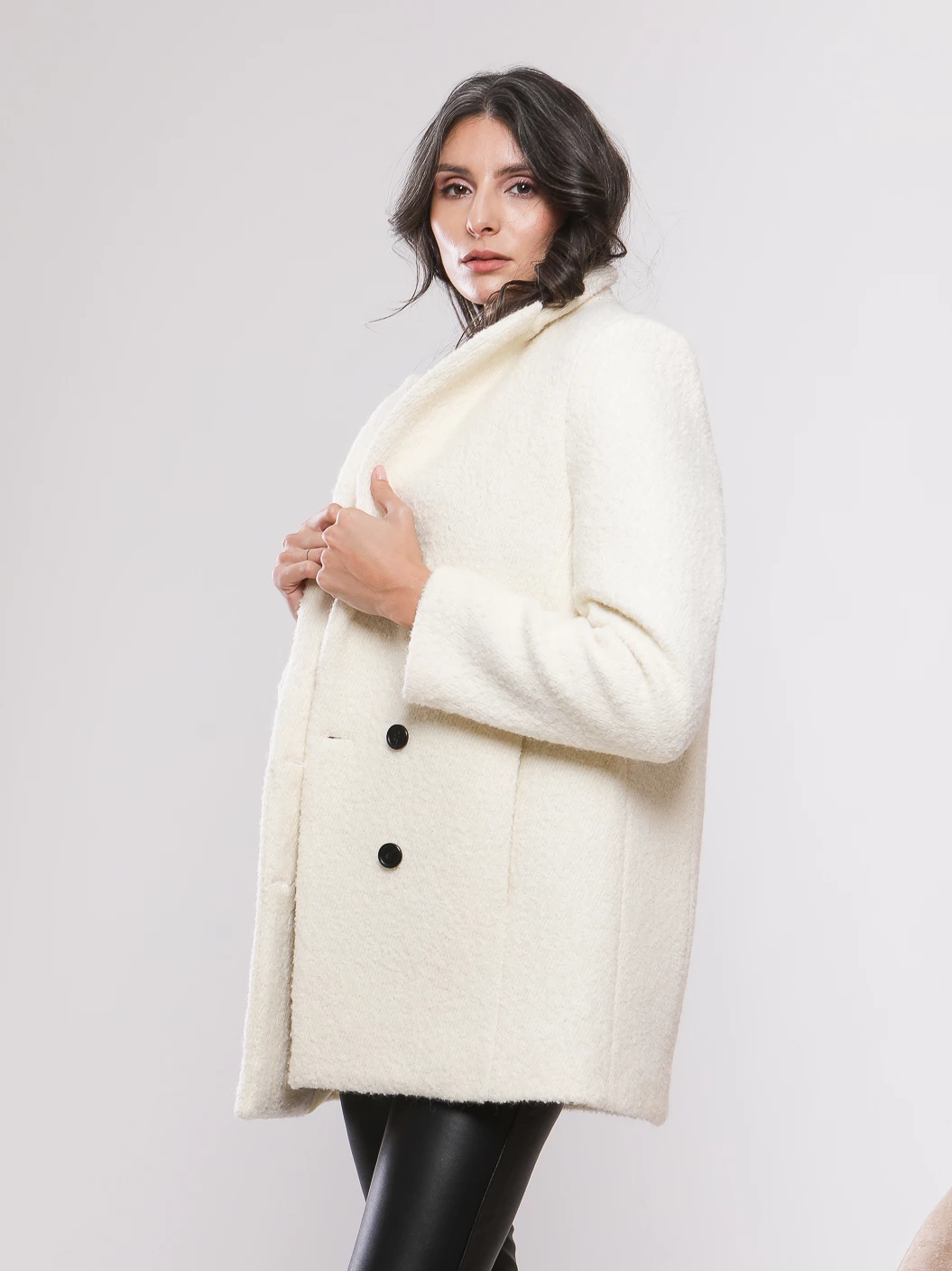 MANTEAU COURT TEXTURÉ DOUBLE BOUTONNAGE