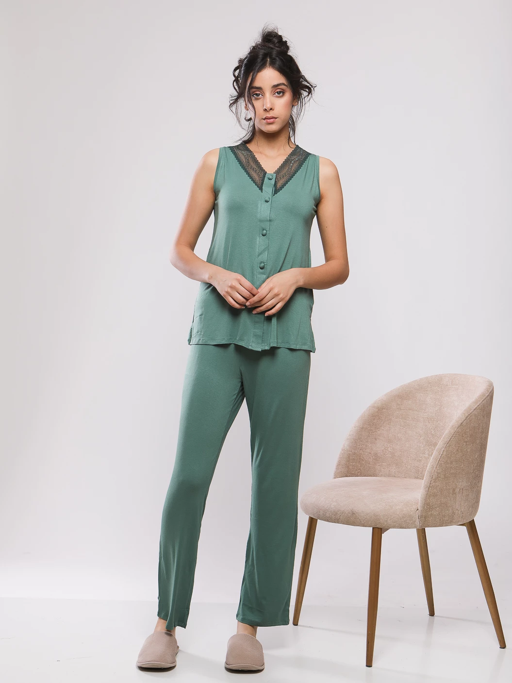 PYJAMA A ENCOLURE DENTELEE ET BOUTONS FANTAISIE