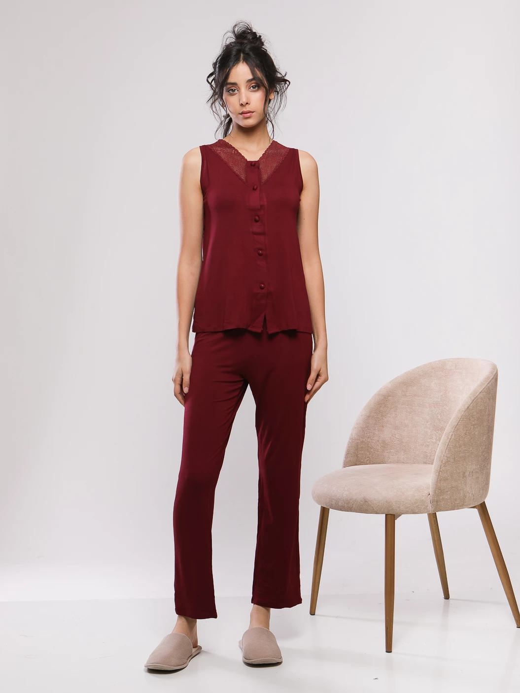 PYJAMA A ENCOLURE DENTELEE ET BOUTONS FANTAISIE