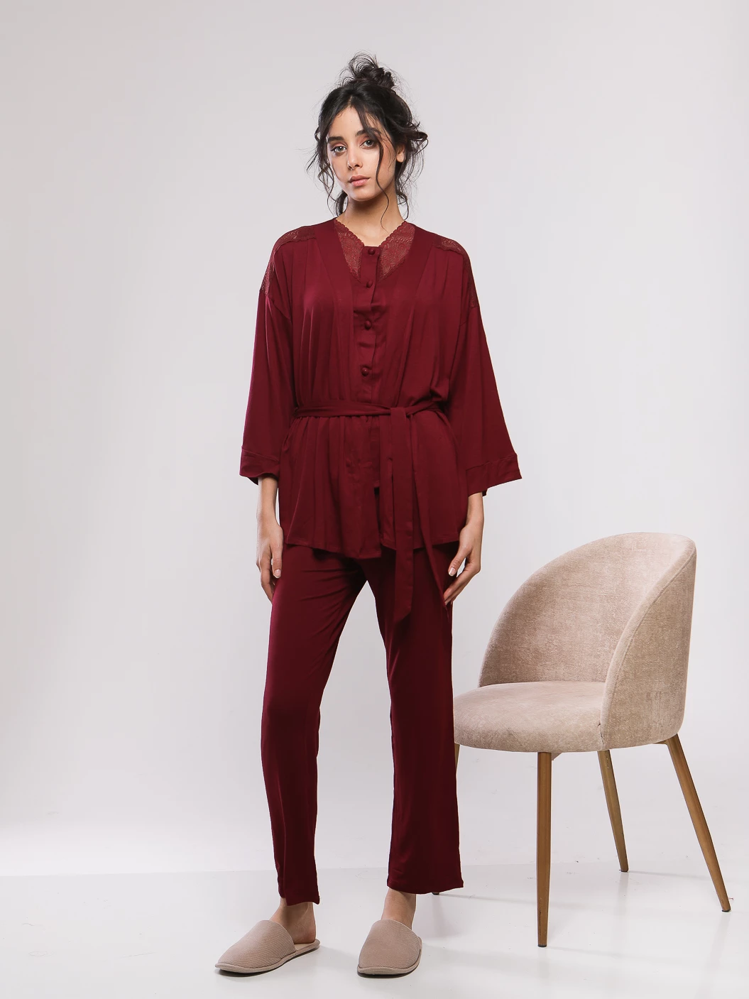 PYJAMA A ENCOLURE DENTELEE ET BOUTONS FANTAISIE