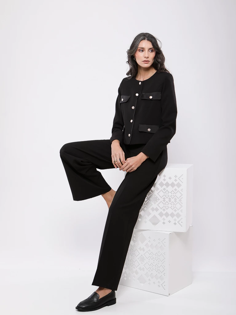 VESTE COURTE AVEC BOUTONS DORÉS