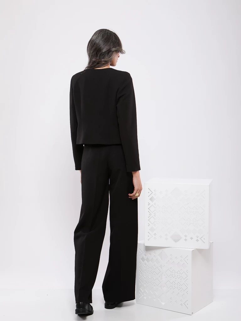 VESTE COURTE AVEC BOUTONS DORÉS