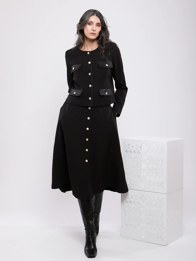 VESTE COURTE AVEC BOUTONS DORÉS