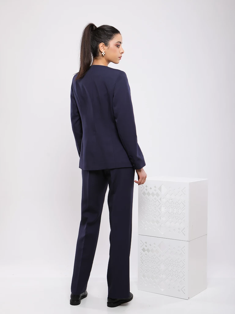 VESTE À COL RAS DU COU