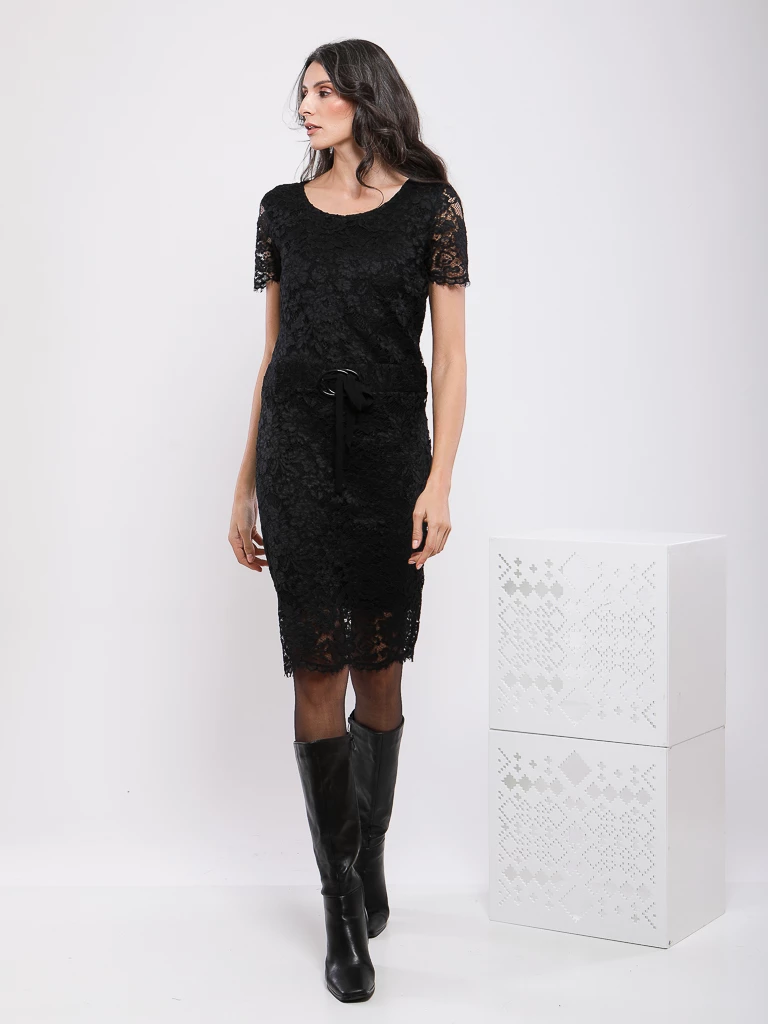 ROBE COURTE EN DENTELLE