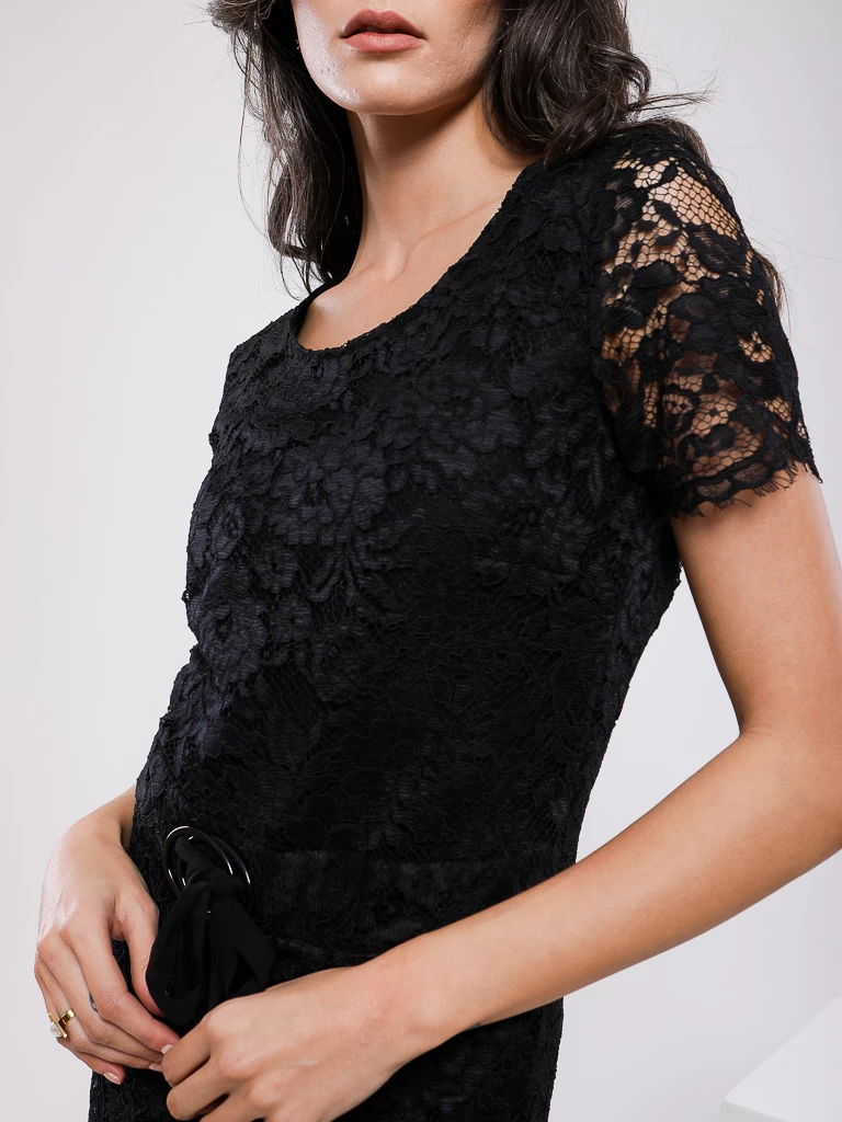 ROBE COURTE EN DENTELLE