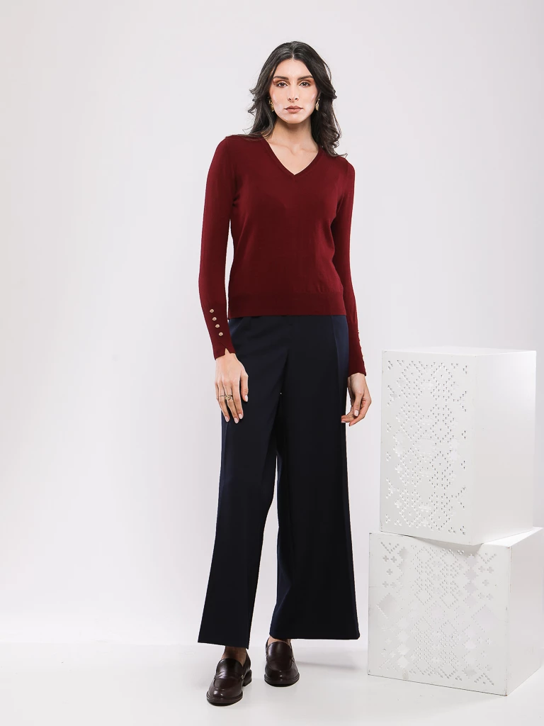 PULL UNI COL EN V A BOUTONS SUR LES MANCHES