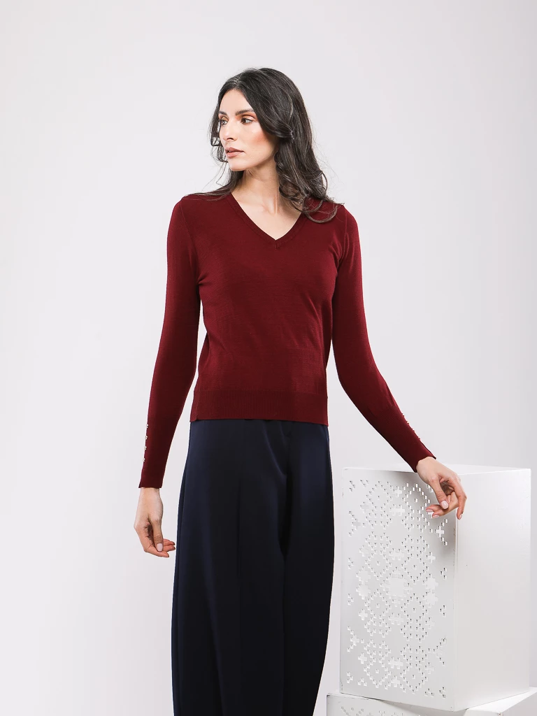 PULL UNI COL EN V A BOUTONS SUR LES MANCHES