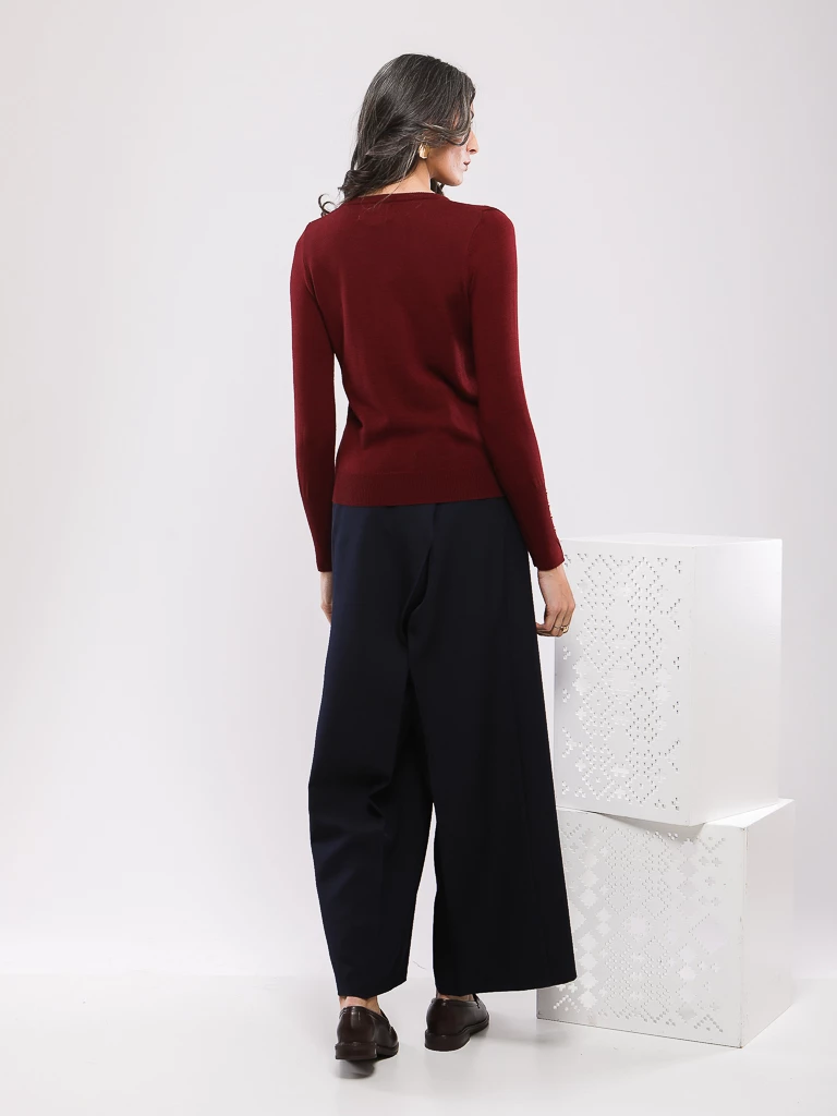 PULL UNI COL EN V A BOUTONS SUR LES MANCHES