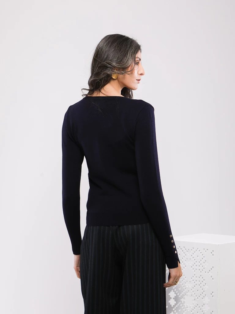 PULL UNI COL EN V A BOUTONS SUR LES MANCHES