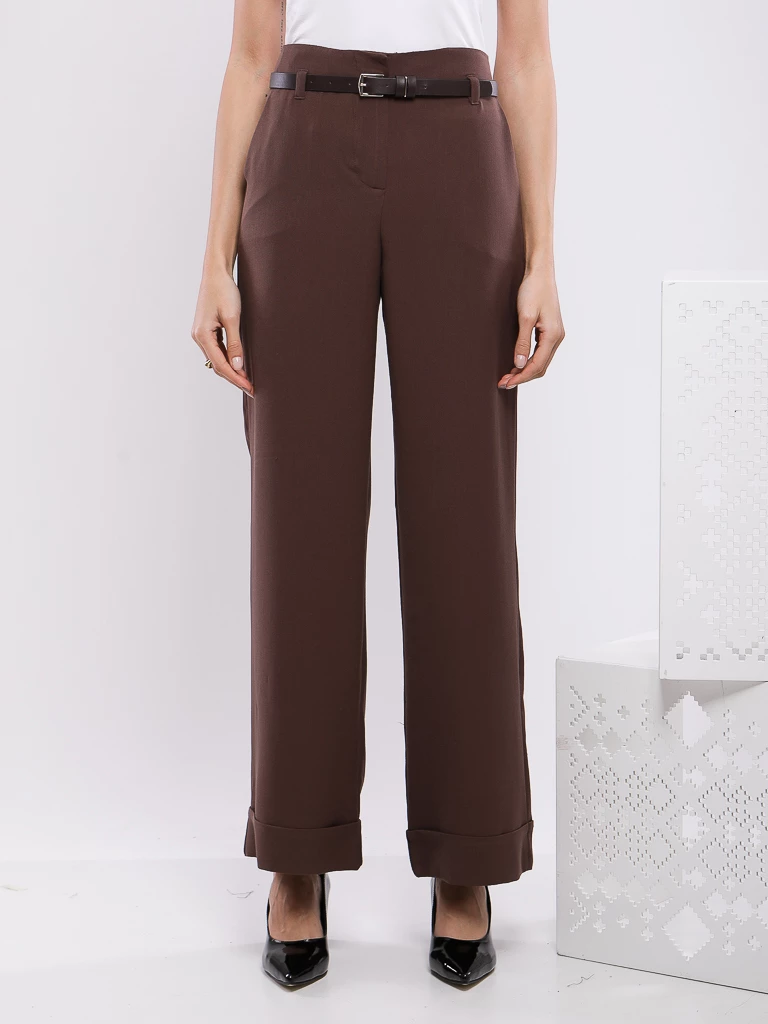 PANTALON DROIT AVEC REVERS EN BAS, POCHES LATERALES ET CEINTURE FINE