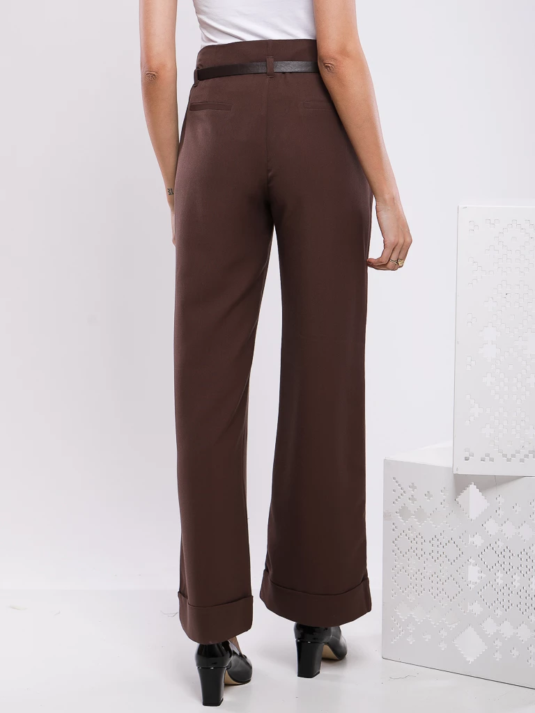 PANTALON DROIT AVEC REVERS EN BAS, POCHES LATERALES ET CEINTURE FINE