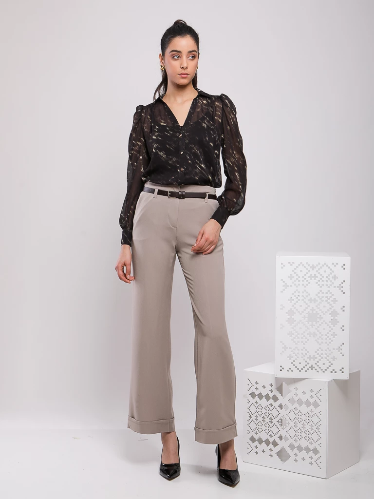 PANTALON DROIT AVEC REVERS EN BAS, POCHES LATERALES ET CEINTURE FINE