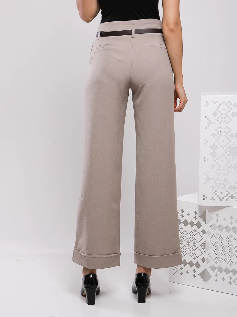 PANTALON DROIT AVEC REVERS EN BAS, POCHES LATERALES ET CEINTURE FINE