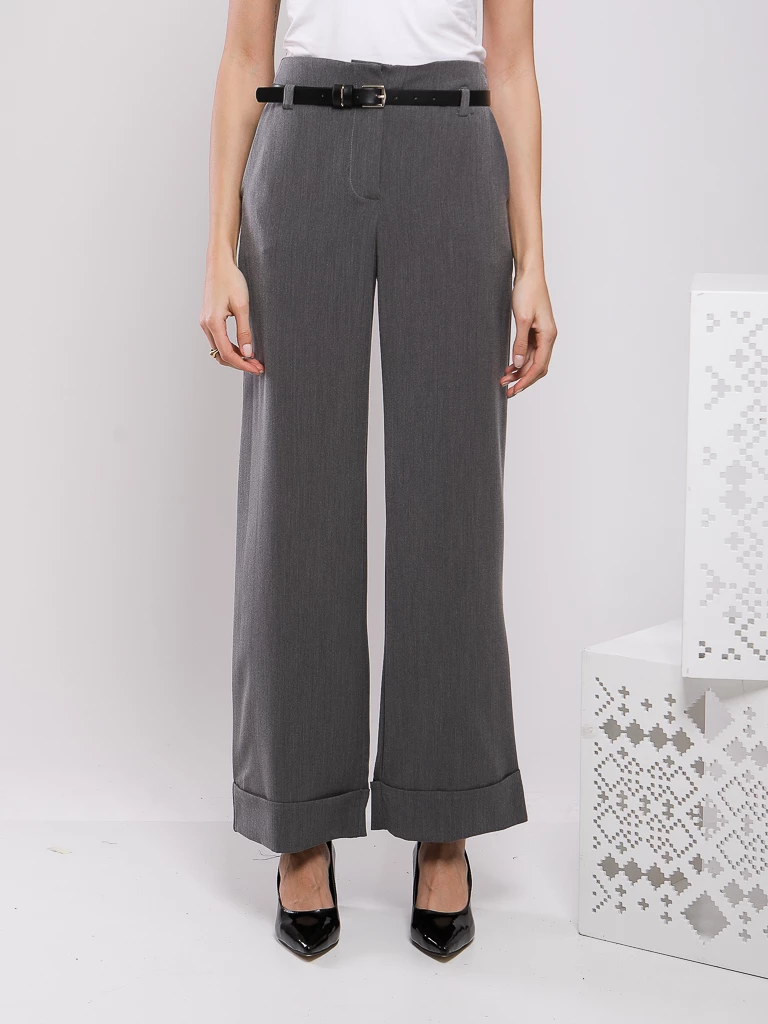 PANTALON DROIT AVEC REVERS EN BAS, POCHES LATERALES ET CEINTURE FINE