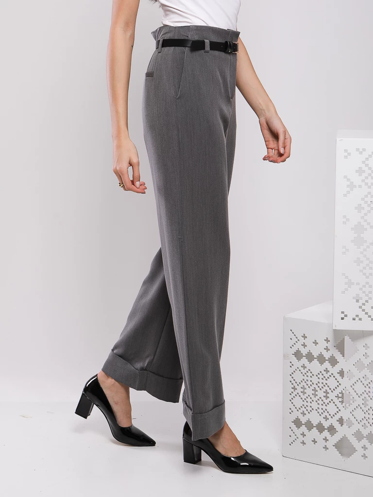 PANTALON DROIT AVEC REVERS EN BAS, POCHES LATERALES ET CEINTURE FINE