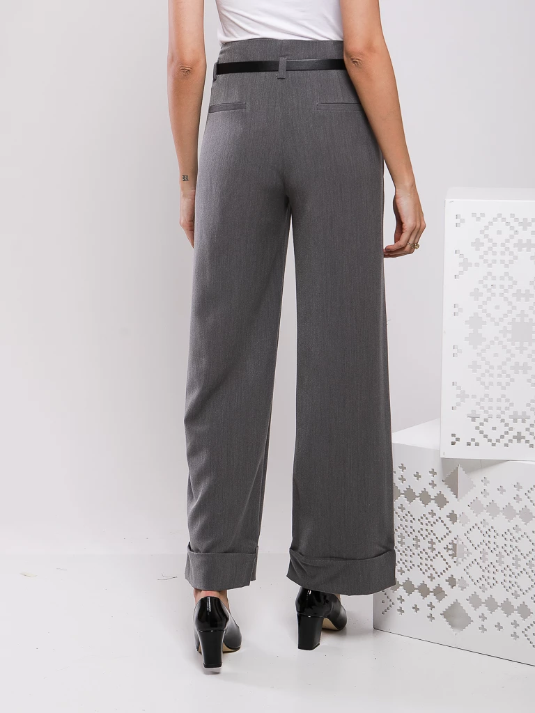 PANTALON DROIT AVEC REVERS EN BAS, POCHES LATERALES ET CEINTURE FINE