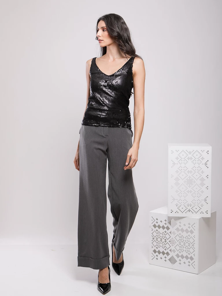 PANTALON DROIT AVEC REVERS EN BAS, POCHES LATERALES ET CEINTURE FINE