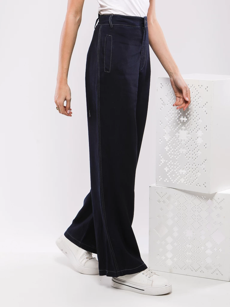 PANTALON DROIT À COUTURES CONTRASTANTES