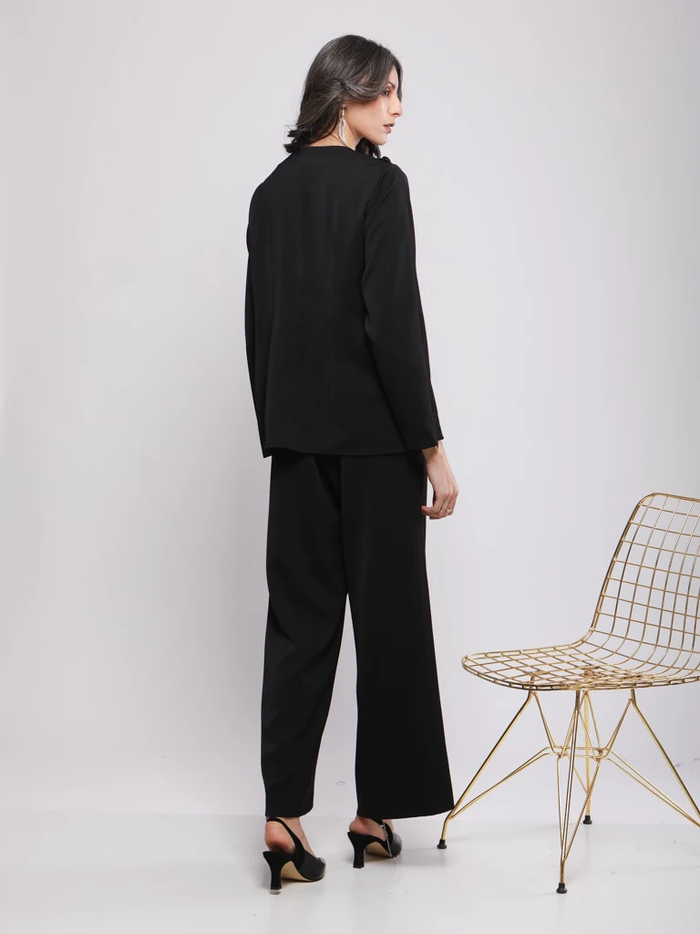 BLOUSE MINIMALISTE À DÉTAILS BOUTONNÉS