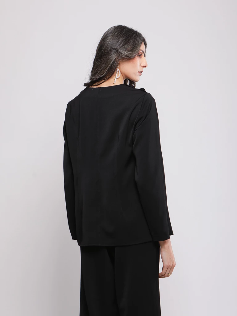 BLOUSE MINIMALISTE À DÉTAILS BOUTONNÉS