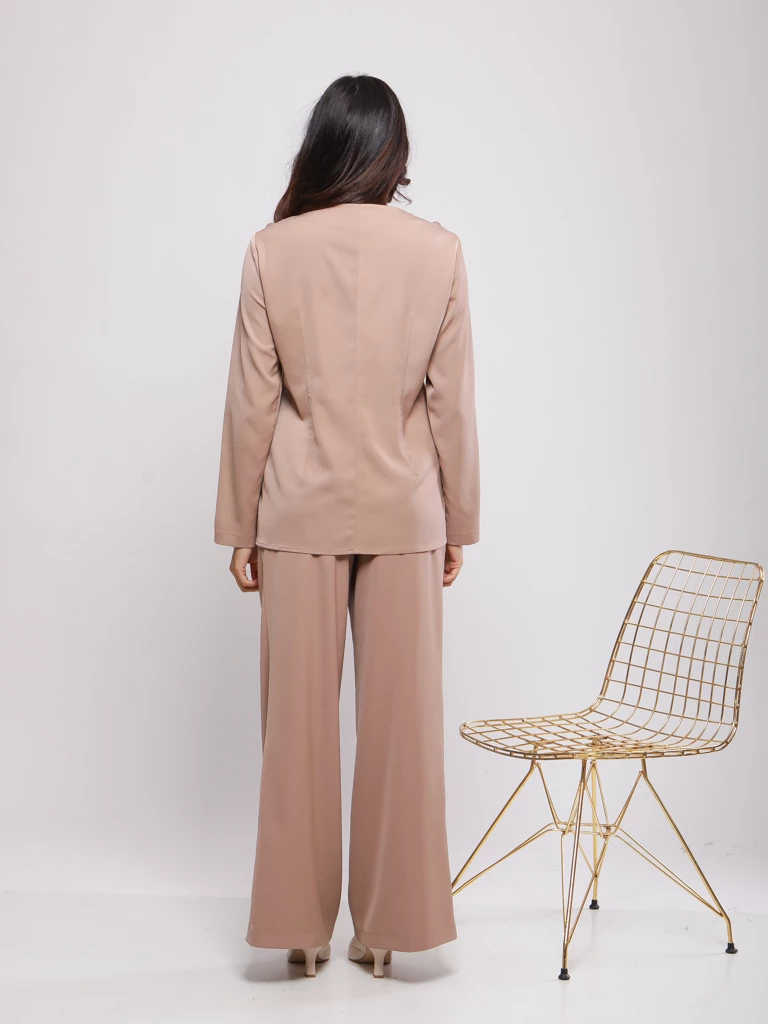 BLOUSE MINIMALISTE À DÉTAILS BOUTONNÉS