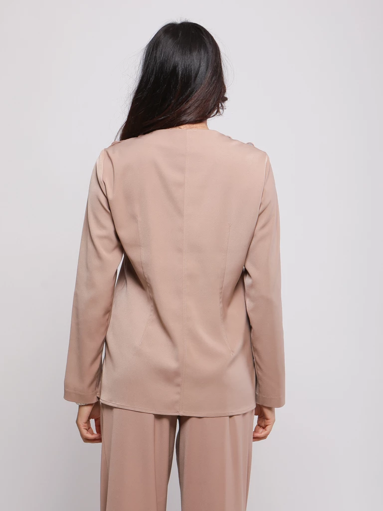 BLOUSE MINIMALISTE À DÉTAILS BOUTONNÉS